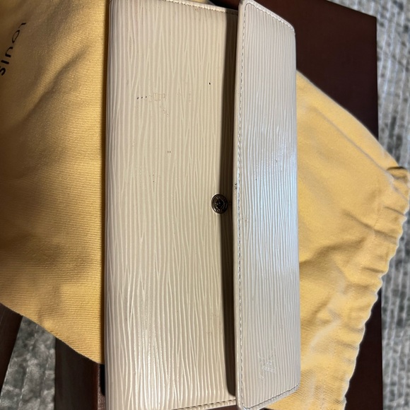 Authentic Louis Vuitton cream Epi leather bi fold wallet - Picture 1 of 6